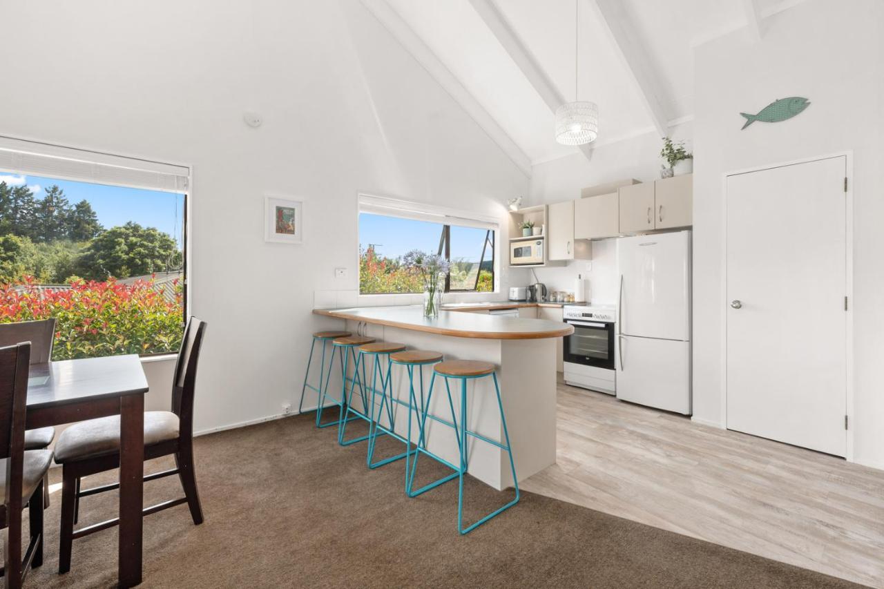 Waitahanui Lake House - Lake Taupo Holiday Home מראה חיצוני תמונה