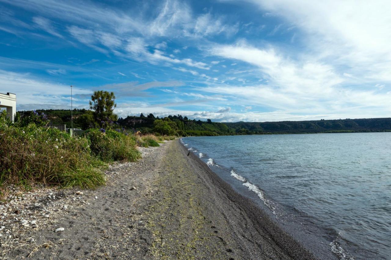 Waitahanui Lake House - Lake Taupo Holiday Home מראה חיצוני תמונה